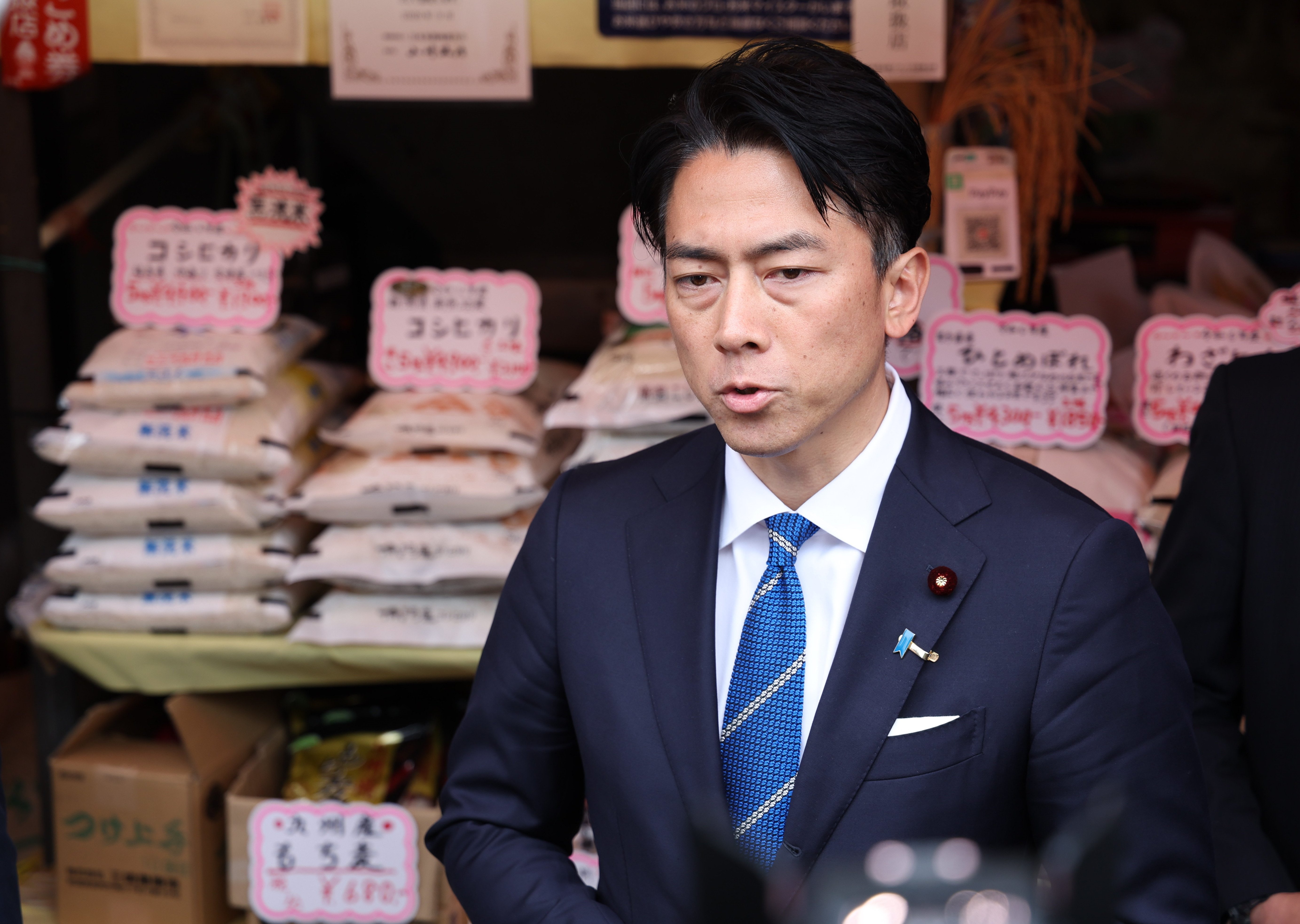 米店の前で取材に応じる小泉進次郎農水相