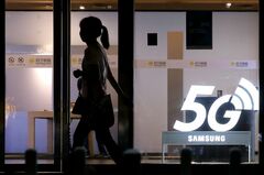 サムスン、新型5Gスマホ発表　価格1000ドルに下げ