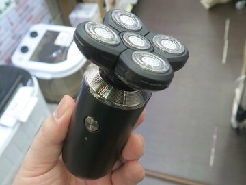 気になったらすぐに使えるUSB充電式の超コンパクトな電気シェーバー