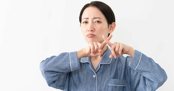 【今すぐ確認を】寝室の「黒い点々」に要注意！ フローリングで寝る人が絶対にやってはいけないNG習慣とは？