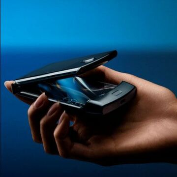 ついに来た！（ただし米国のみ？） 縦折り型スマホのモトローラRAZR