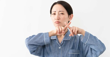 【今すぐ確認を】寝室の「黒い点々」に要注意！ フローリングで寝る人が絶対にやってはいけないNG習慣とは？
