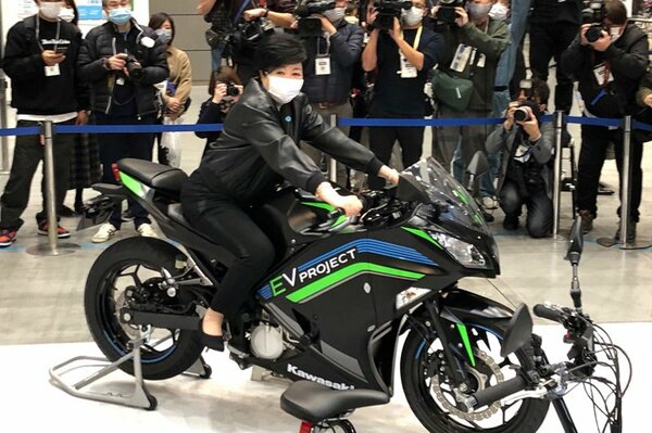 「EVバイクコレクション in TOKYO 2021」に参加した小池百合子都知事