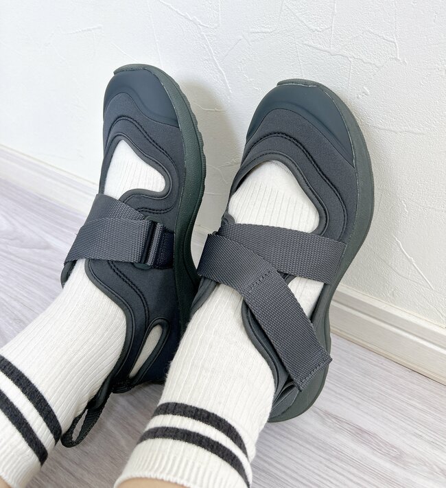 1万歩も余裕じゃん…！無印良品の“スニーカーみたいなサンダル”オシャレなのに歩きやすくて快適！「素足で履くの楽すぎ」「真冬以外ずっと履いてる」