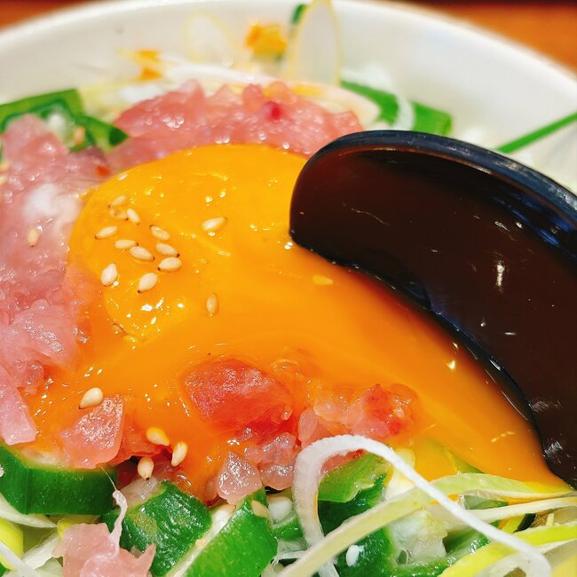 「お腹いっぱい大満足」「ボリュームたっぷり！」大戸屋の“1000kcal超え定食”お肉がジュージューで旨すぎる！「レギュラーメニューにして」