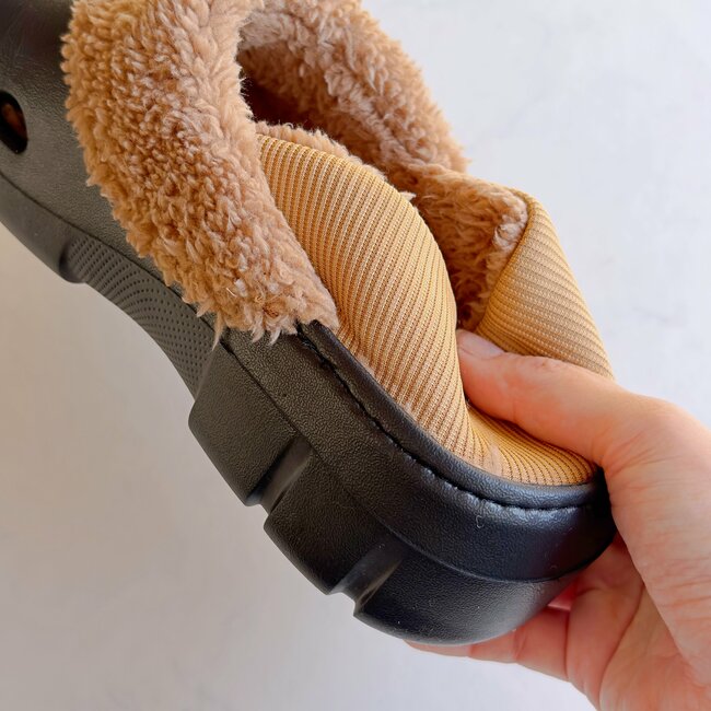 足がスポッと入って楽ちん！ワークマンの“1500円シューズ”ぽかぽか暖かいし、ぽてっとした形がかわいい！