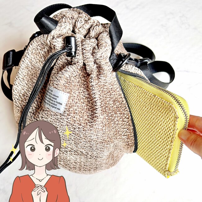 500mlペットボトルや長財布がすっぽり!3COINSの“財布が出しやすいバッグ”2WAYで使えて天才すぎる!《購入レビュー》