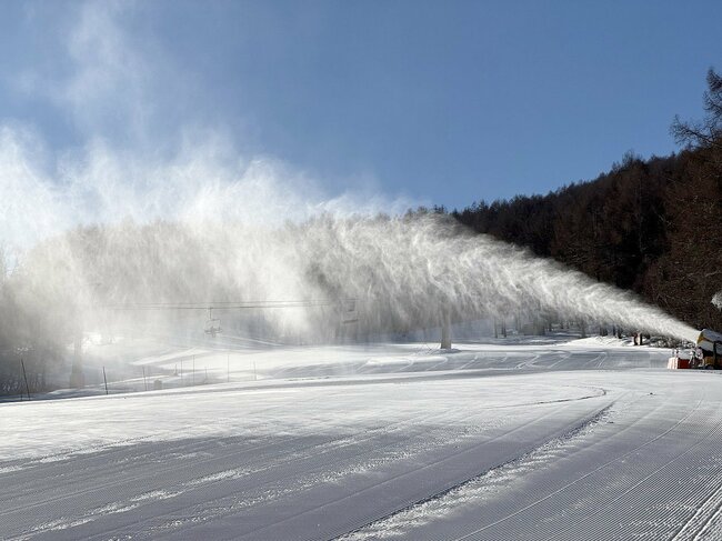だからこのように降雪機を1日中回している。夜だけではなく、ゲレンデに客がいてもお構いなしで回している