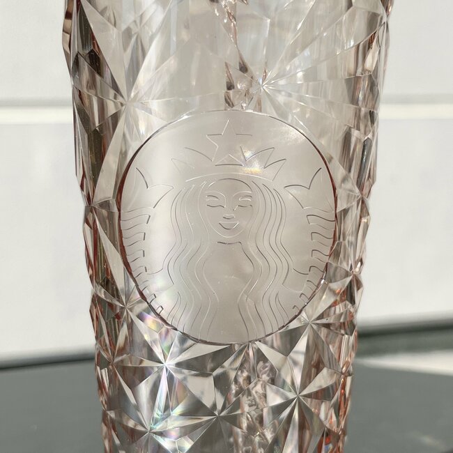 「3店舗目にしてやっと買えた」スタバで見つけたらラッキーな“宝石みたいなタンブラー”キラキラ輝いて美しすぎる!「無事買えて大歓喜」「めっちゃ人気すぎ!」