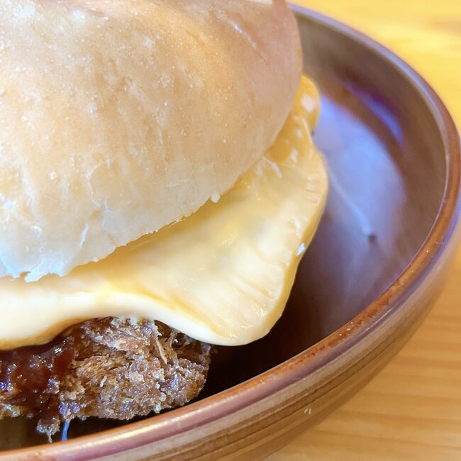 本当に1人前…?コメダの“どデカバーガー”が1423kcalで衝撃のボリューム!「本当にデッカイ!」「量がやばい」