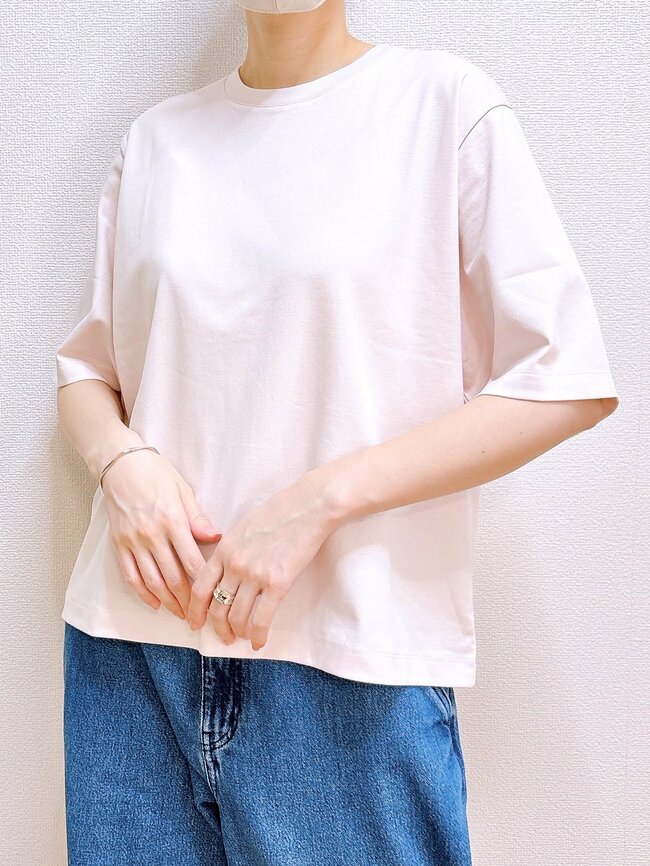 「色違いで何着も持ってます」「華奢に見える」無印良品の“ひんやりトップス”が家でも外でも着ていたくなる！「夏に大活躍する予感」