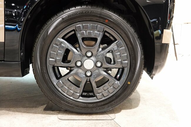 新型デリカミニの15インチアルミホイール。デリ丸。の肉球デザインなのかと思ったら……