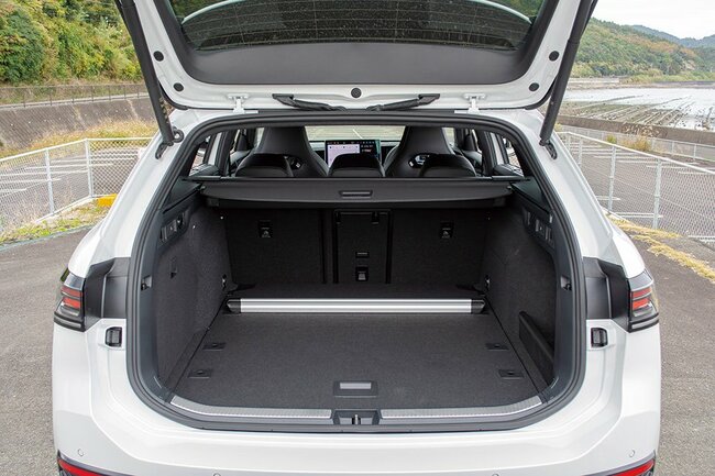 VWパサートTDI 4モーションRライン荷室