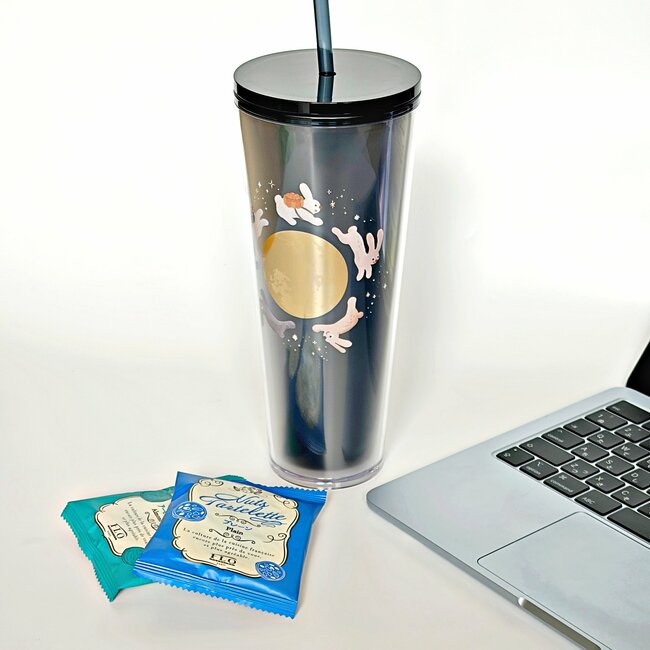 【スタバ】朝イチで買っちゃった！可愛すぎる「夜空みたいなタンブラー」満月とウサギのデザインがたまらない！《購入レビュー》