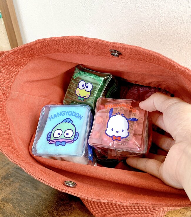 お薬が130錠も入った…！ダイソー×サンリオの“レトロなポーチ”可愛すぎて全種類コンプリートしちゃったよ！【購入レビュー】