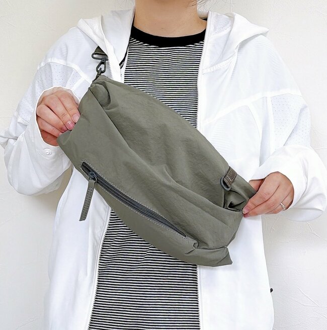 【ワークマン】考えた人、天才では…？1900円の「形が変わるボディバッグ」→荷物が増えたらバッグを大きくできるんです！《購入レビュー》