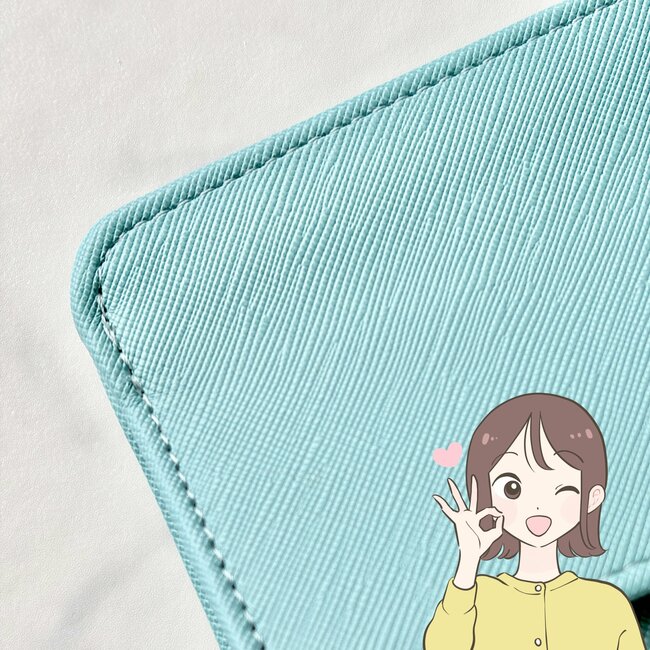 「色違いで2つ購入」3COINSの“ぺたんこ財布”コンパクトなのにカードが15枚入った！「薄くて軽い」「小さいカバンでも全然入る」