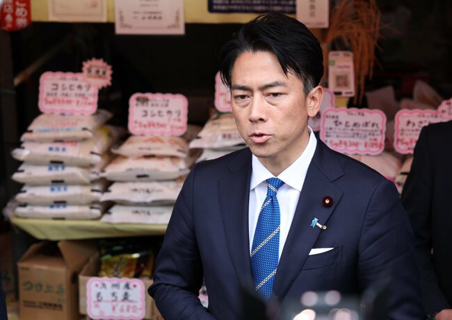 米店の前で取材に応じる小泉進次郎農水相