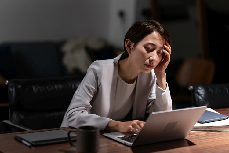 【ショートストーリー】「残業沼」にハマった彼女