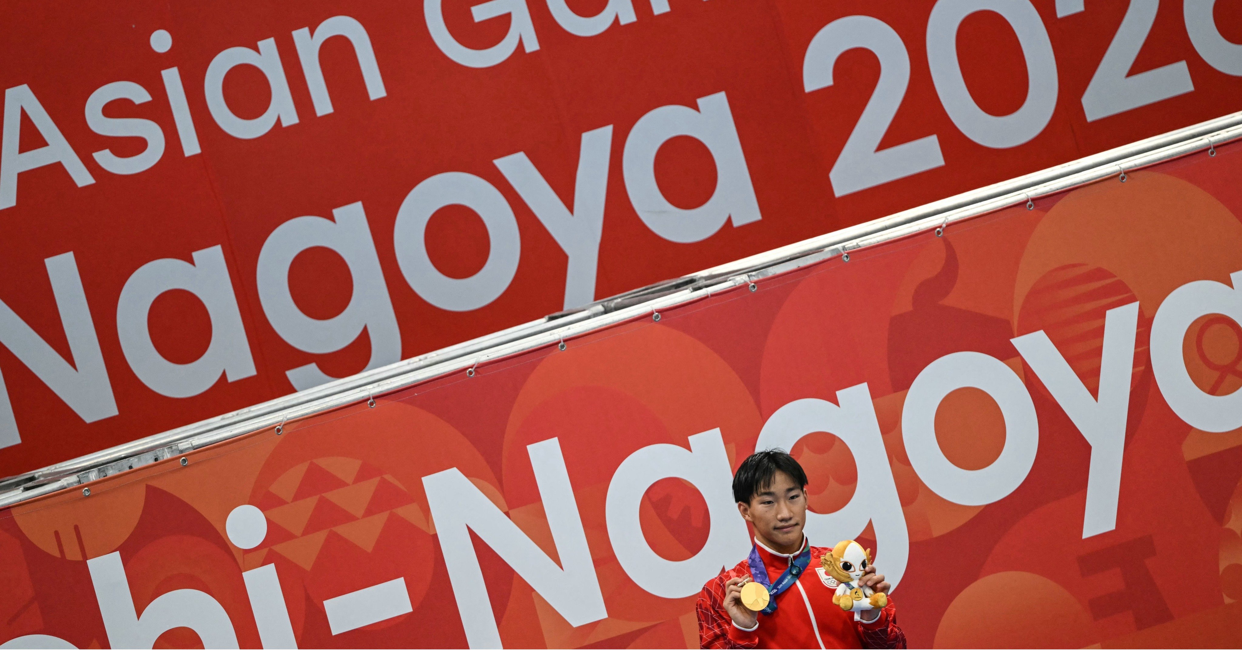 競泳男子200メートル平泳ぎで世界新記録を樹立して優勝した大橋信選手