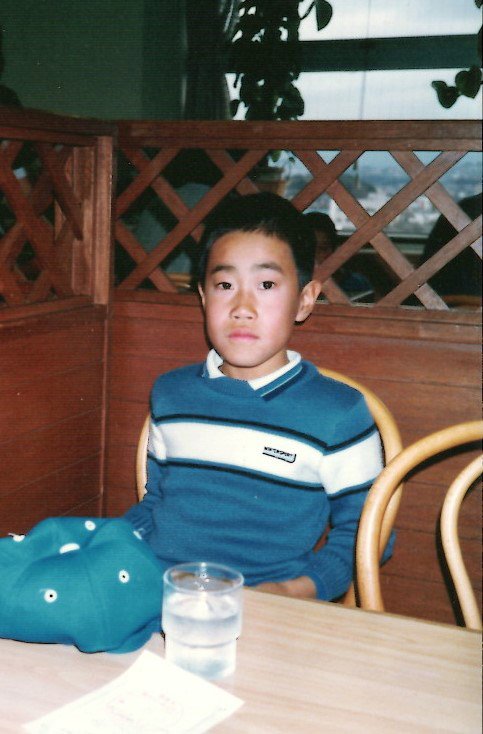 少年時代のなすびさん。転校のたび、いじめに遭った〈なすびさん提供〉　同書より転載