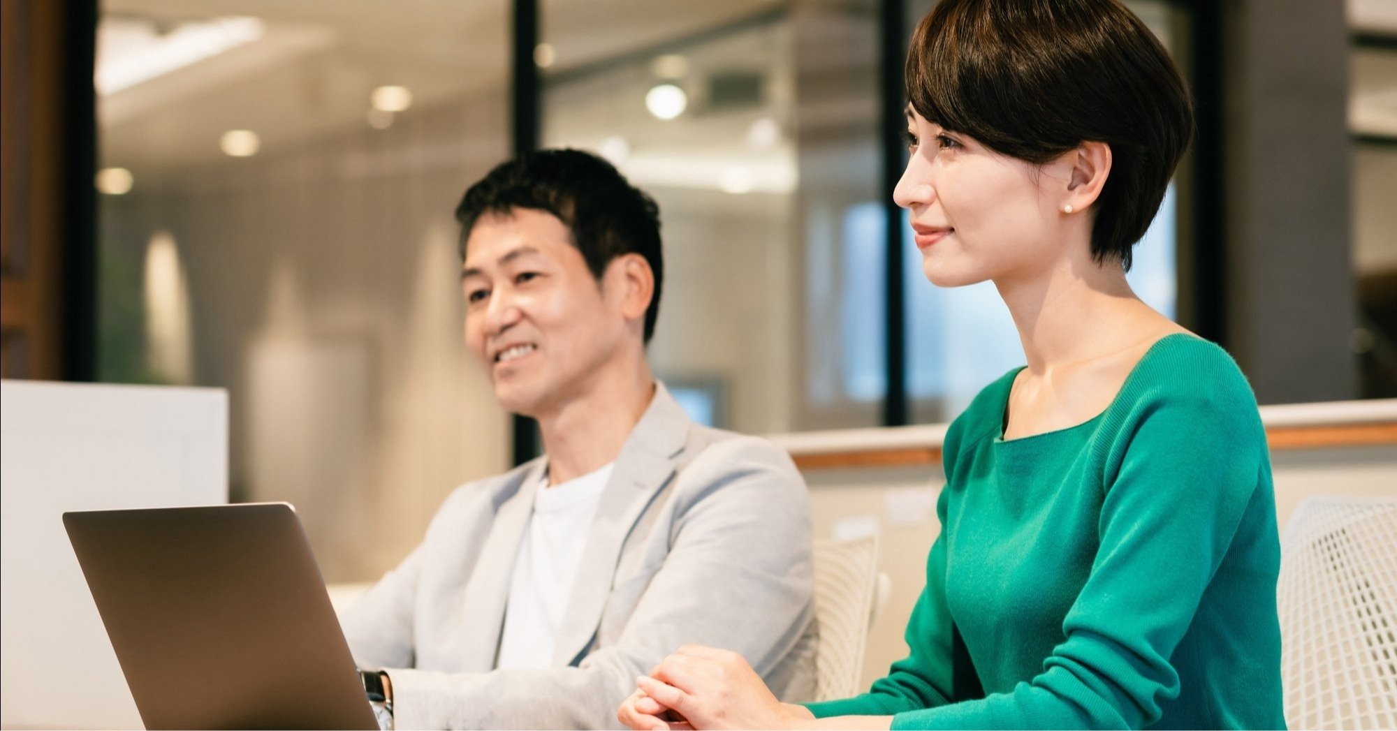 女性と男性の管理職のイメージ画像