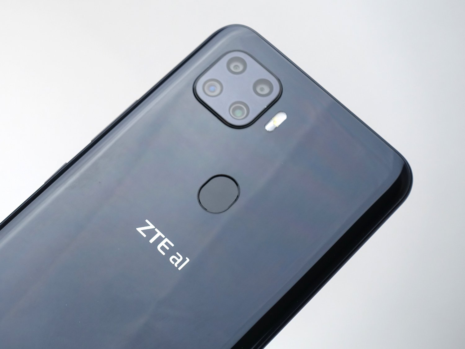 1Gbpsの高速通信に対応、ZTEの5Gスマホ「ZTE a1」で夜景を撮った