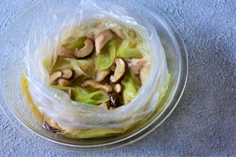 【カンタンなのに料亭風! レンチンレシピ】<br />ふっくらむね肉に甘酸っぱさが合う!<br />さっぱりテイストのレモン蒸し鶏