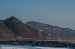 北朝鮮が一段と孤立、衛星画像で新たな防壁を確認