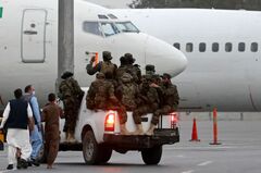 アフガン軍パイロットら、ウズベキスタンから米国へ移送