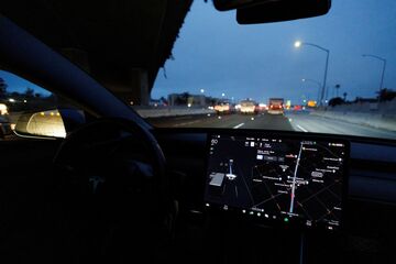 テスラを司法省とSECが調査、運転支援機能の説明巡り