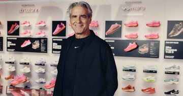 ナイキ復活の一手、超厚底のランニングシューズ