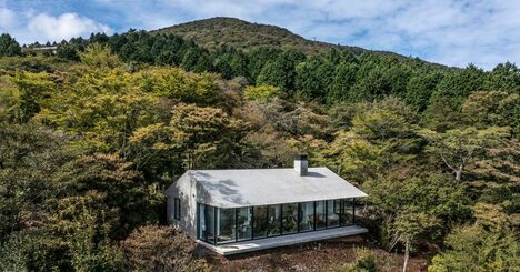伊豆山腹のシンプルな住宅、建築プロセスは複雑