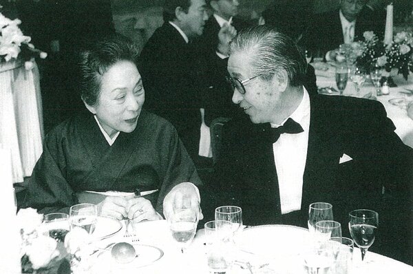 後に日本興業銀行の頭取を務めることになる西村正雄と辻トシ子。1986年にホテルオークラで開かれた結婚披露宴で