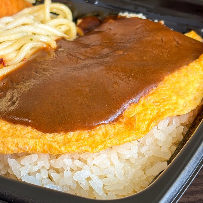 「なんて罪深い飯を…！」ローソンの“1000kcal超え弁当”がわんぱくすぎる！「カロリー爆弾」「低IQ高カロリー飯」