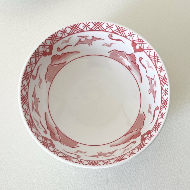 「懐かしさがたまらん」セリアで見つけた“恐竜の食器”が衝撃的なデザインだった…!「全部集めたい」「良すぎたので衝動買い」