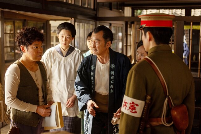 「泣きながら死者の乾パンを食べた」阿部サダヲが見せた屋村の過去が壮絶すぎる【あんぱん第46回レビュー】