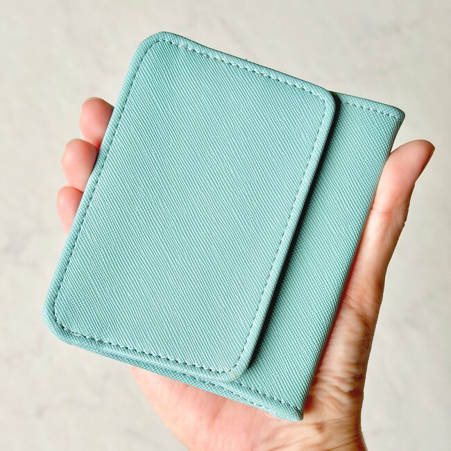 「色違いで2つ購入」3COINSの“ぺたんこ財布”コンパクトなのにカードが15枚入った！「薄くて軽い」「小さいカバンでも全然入る」