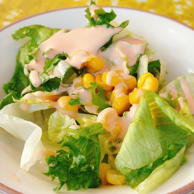 「サラダとスープが付いて500円！」サイゼリヤの“平日限定ランチ”タラコの旨味たっぷりで泣けてくる！「好きすぎて昨日も食べた」「うまくて安いとかコスパ最強」