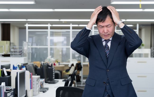 椅子から立ち上がるとフラつく…「平衡感覚」低下で仕事の業績もダウン!?