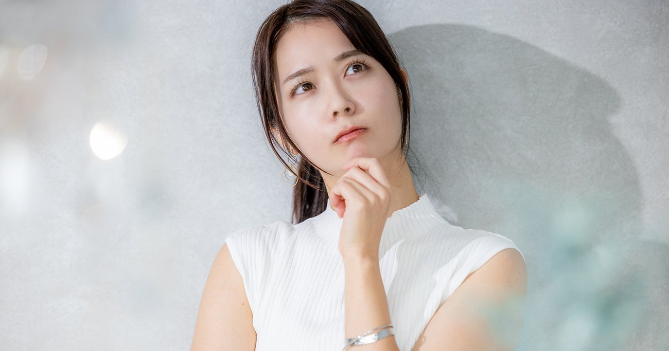 考え込む女性