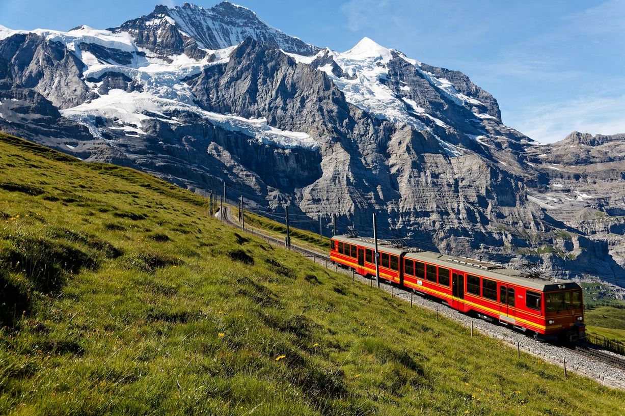 【鉄道で行くスイス】アルプス山脈のふもと超絶景山岳リゾートへの車窓の旅“3つのルート”
