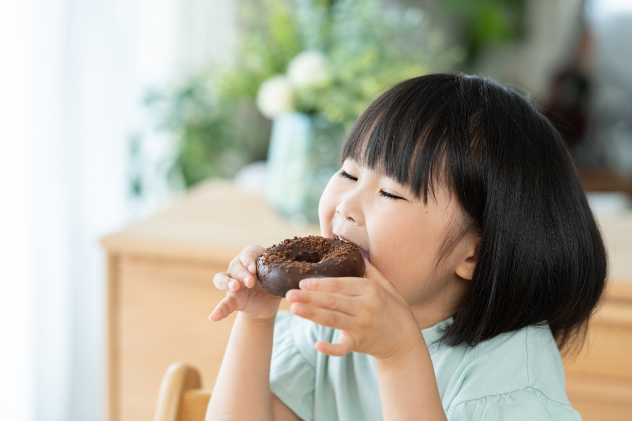 【小児科医が教える】甘いお菓子を毎日食べる子。成長後に現れる「中毒症状」とは?