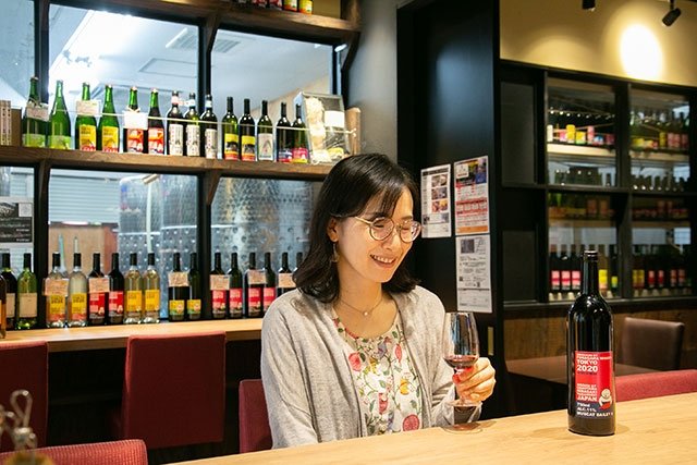 「深川ワイナリー東京」では併設のレストランで試飲ができる