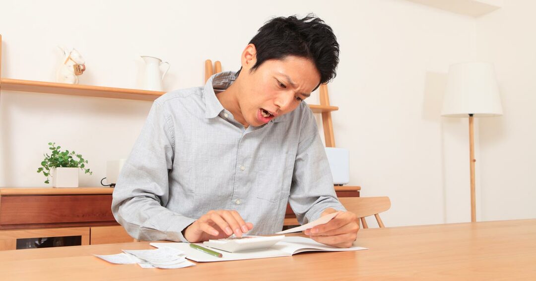 家計簿をつける男性
