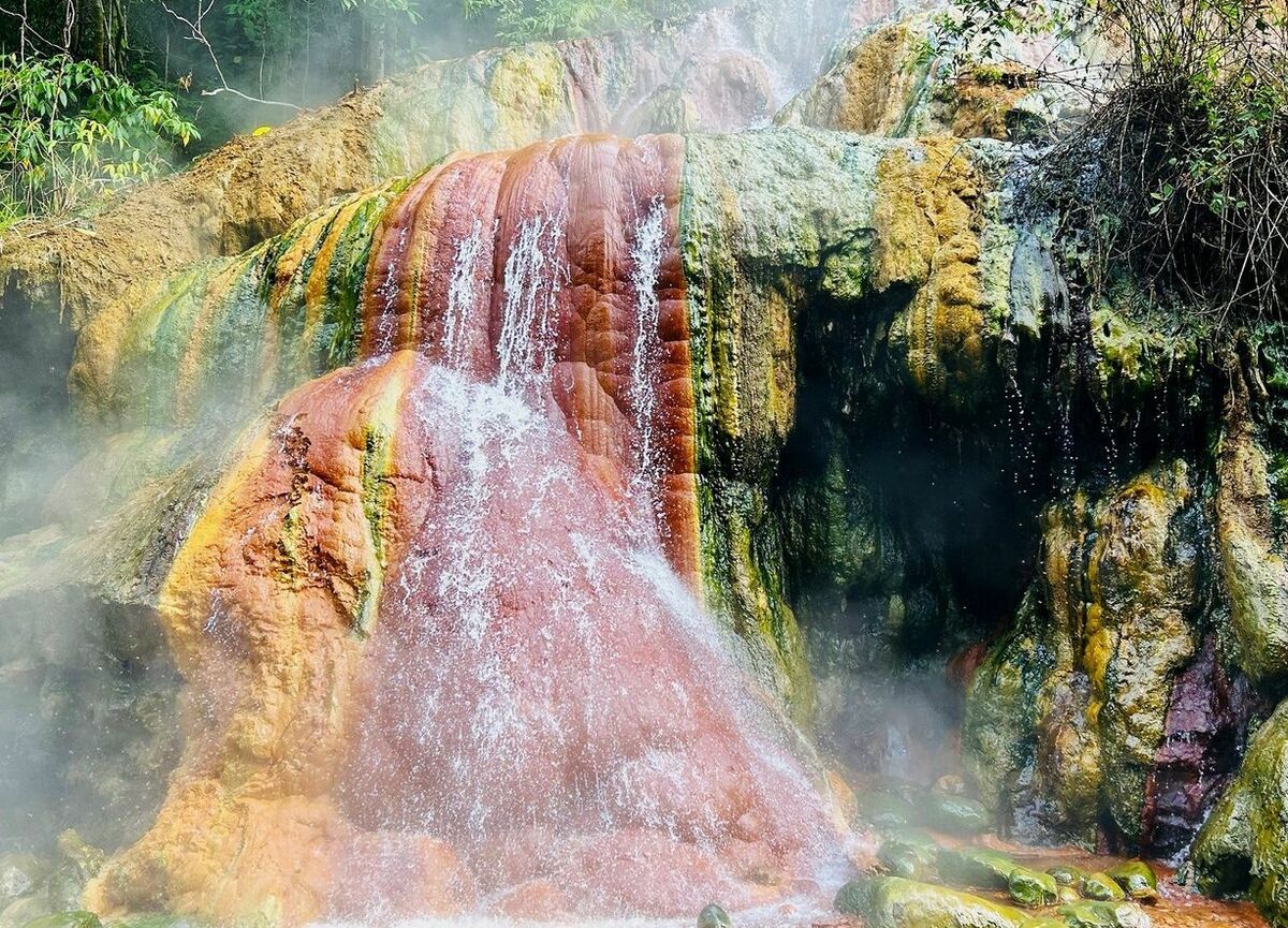 知られざる山奥の秘湯に一緒に入ろう！コロンビアで超豪快な「最も高熱な滝湯」につかる
