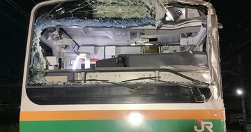 「目の前に柱が…」東海道線・電柱衝突というトンデモ事故はなぜ起きた?8年前にも…