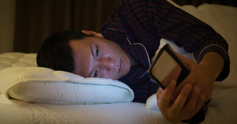 スマホやPCのブルーライトで老化が早まる？ハエを用いた実験で判明