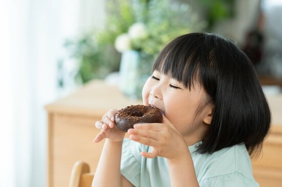 【小児科医が教える】甘いお菓子を毎日食べる子。成長後に現れる「中毒症状」とは?