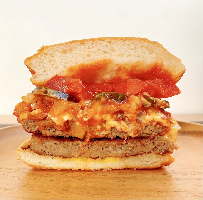 「30回くらい食べたい」モスバーガーの“やりすぎメニュー”厚みと重さがハンパない！「全部乗せ感大好き」「1番好きなメニュー」《実食レビュー》